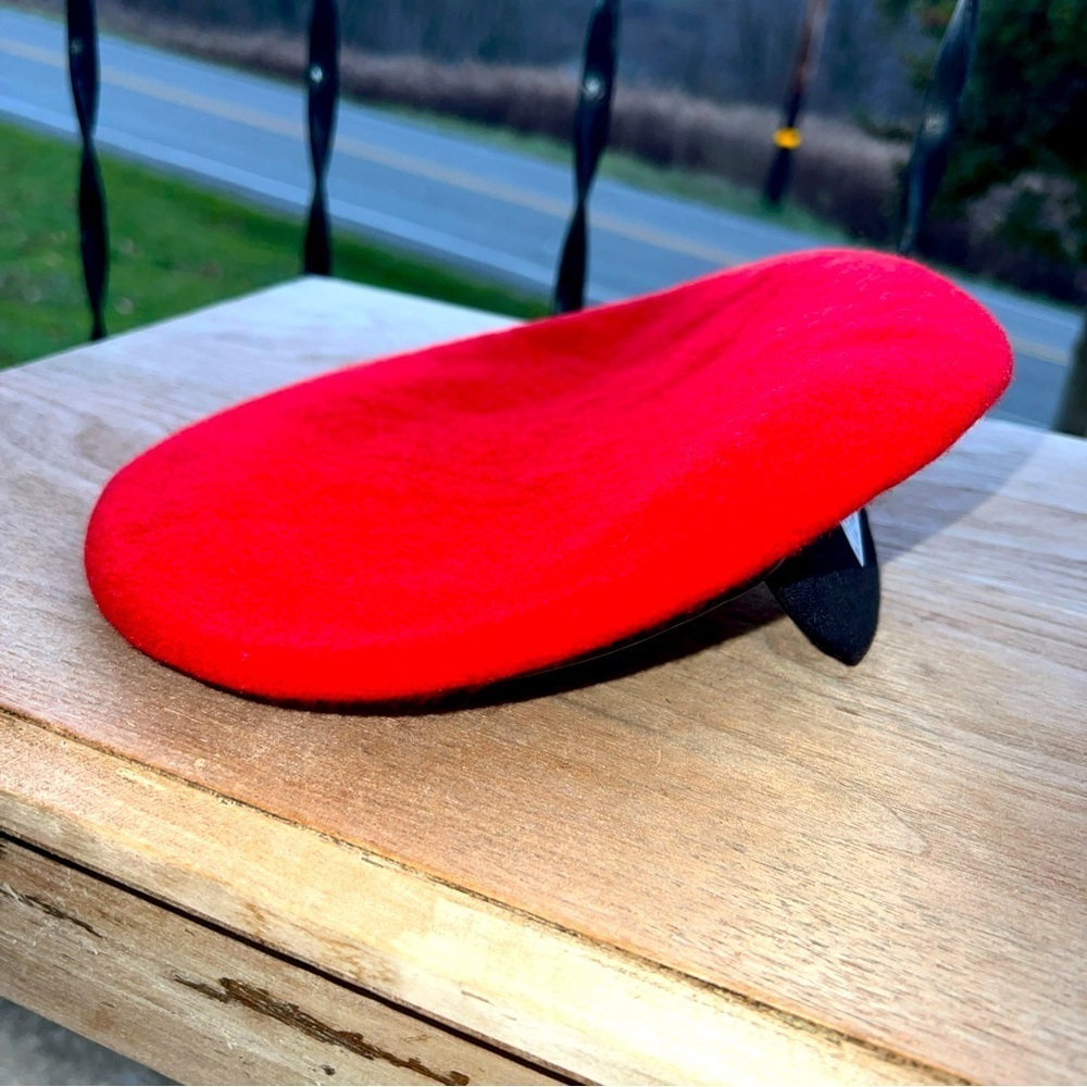 Red Women’s Wool Beret W/Leather Band Size 7 3/8